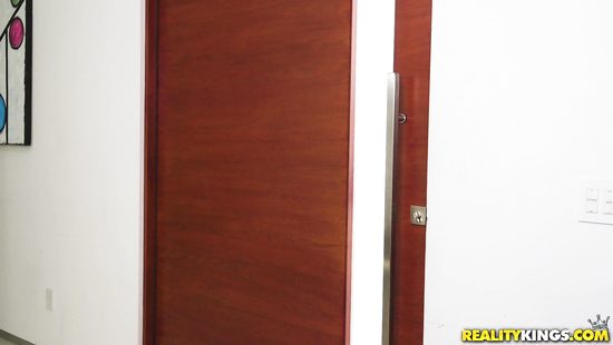 Пока жена не видит можно трахнуть ее озабоченную сестренку в узенькие щели