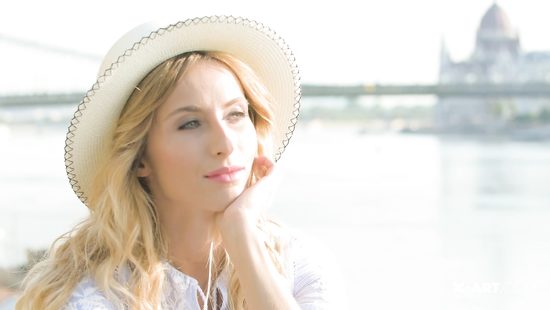 Сара мечтала о мужчине и заласкала свои дырочки до оргазма