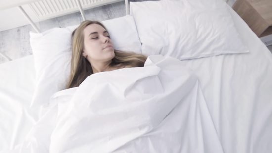 Натурщица и художница обмазали свои тела красками и ласкают мокрые киски