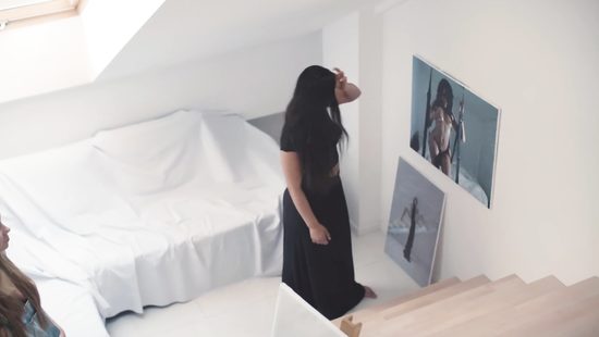 Натурщица и художница обмазали свои тела красками и ласкают мокрые киски