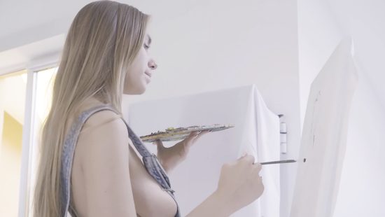 Натурщица и художница обмазали свои тела красками и ласкают мокрые киски