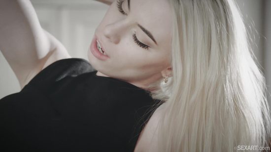 Длинноногая девушка фотограф потекла от рельефного негра и не удержалась