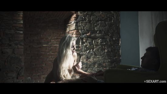 Красивое занятие любовью блондинки и художника в старинном замке