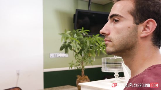 Девушка изменяет парню в подсобке с грудастой официанткой