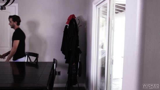 Худенькая блондинка с небольшими сиськами ублажает парня