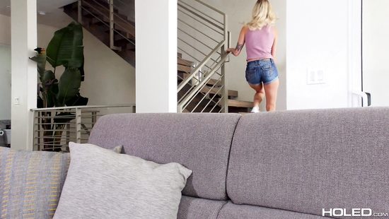 Ненасытная блондинка была застукана за анальной дрочкой