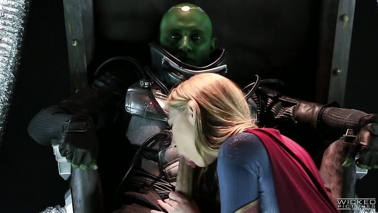 Супервумен в облегающем костюме удовлетворяет злодея ради спасения планеты