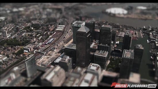 Шерлок Холмс с пристрастью допрашивает обнаженную девушку подозреваемую