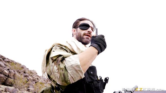 Два снайпера трахаются в пустыне. Классная пародия на известную игру.