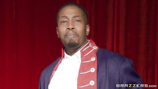 Темнокожий парень с блондинкой во время спектакля занимаются сексом