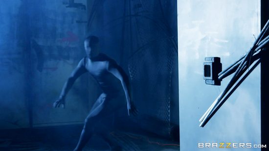 Девушка рейнджер трахается с каким-то волосатым животным и кончает