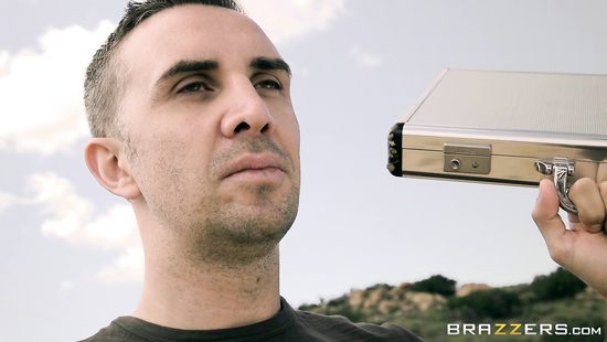 Блондинка под прикрытием приняла участие в групповушке и застрелила всех