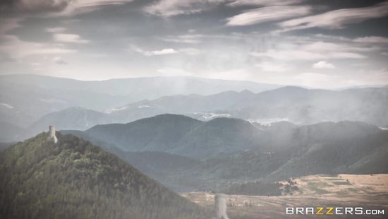 Недовольная блондинка при короле занимается сексом у трона с его охранником