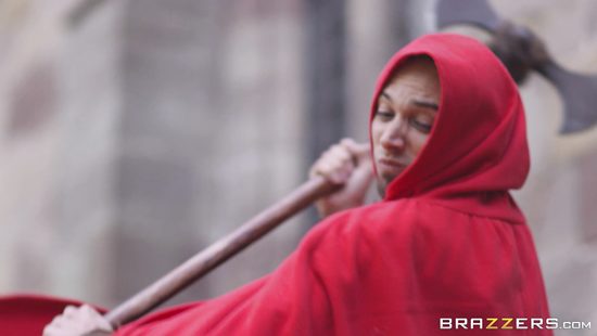 Недовольная блондинка при короле занимается сексом у трона с его охранником