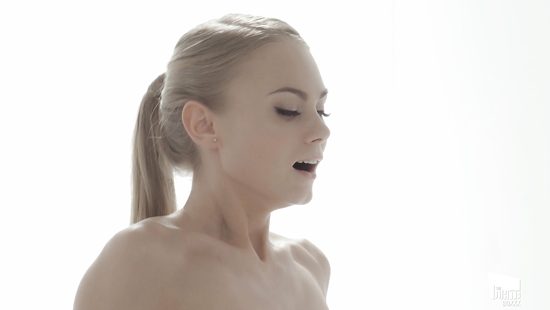 Утро любовников начинается с нежного и красивого секса в кресле