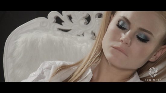 Худенькая актриса в чулочках на сцене занимается сексом с партнером