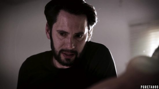 Два мента наказали подозреваемую в комнате для допросов