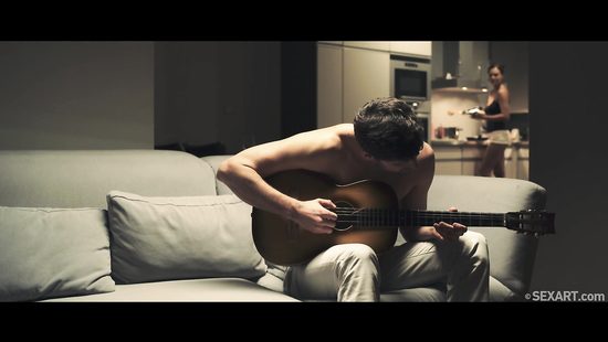 Муж посвятил жене серенаду на гитаре и получил за это страстный трах