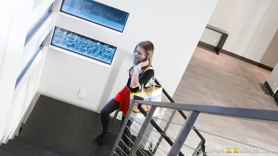 Нимфоманка Аня встречает мужа в чулочках и дает себя иметь в попу