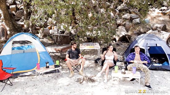 Туристы в одной палатке устроили групповой секс и парень отымел двух телок