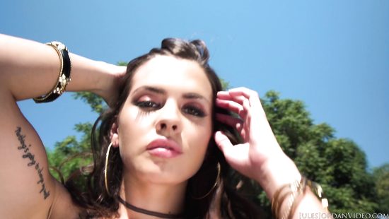 Красавица модель с упругой задницей скачет на большом члене брюнета