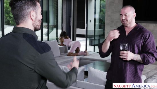 Бывшие любовники при встрече занялись бурным сексом за спиной мужа