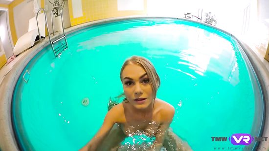 Парень в бассейне трахает подругу в рот и в выбритую возбужденную щель