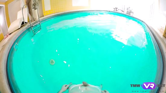 Парень в бассейне трахает подругу в рот и в выбритую возбужденную щель