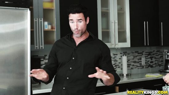 Любовник в маске ворвался в дом и оттрахал пилотку брюнетки