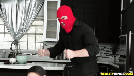 Любовник в маске ворвался в дом и оттрахал пилотку брюнетки