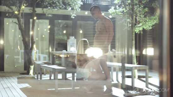 Парочка любовников перед сном у камина занялись страстным сексом