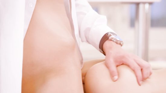 Рыжая секретарша удовлетворяет своего начальника губами и мокрой киской