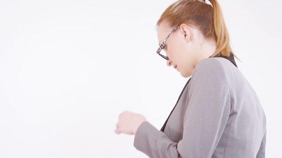 Рыжая секретарша удовлетворяет своего начальника губами и мокрой киской