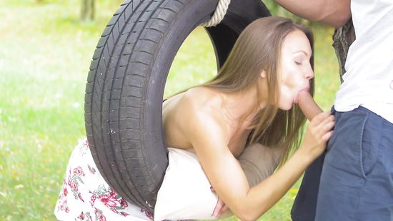 Парень и его сексуальная подруга на природе занимаются страстным сексом