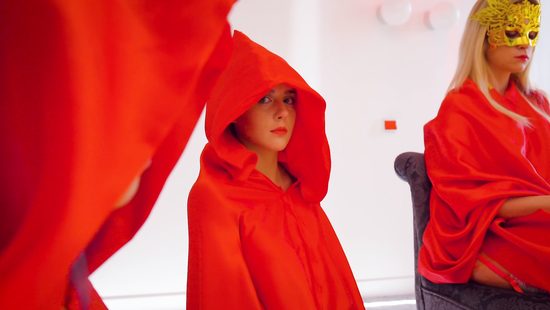 Секта лесбиянок проводит обряд посвящения для новенькой