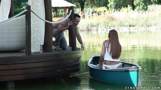 Девушка приплыла в лодке к парню и дала себя трахнуть в киску на диване