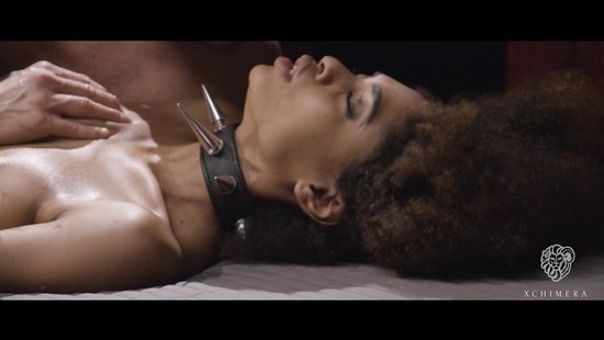 После массажа негритянка познала красивый секс с элементами БДСМ