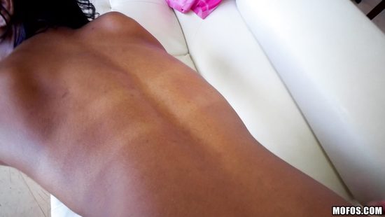 Мужик снимает секс с негритянкой от первого лица и кончает ей на лицо