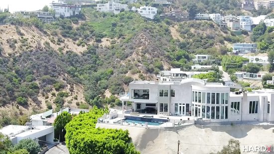 Блондинка подставляет свою попку для анального секса на диване