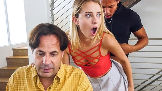 Пока отец занят работой девушка подставляет щель для члена негра