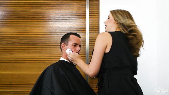 Парикмахерша в чулках дала вылизать клиенту волосатую щель и занялась сексом