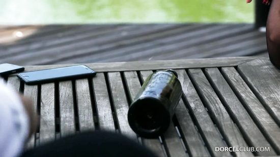 Две студентки развлекают своих любовников на свежем воздухе