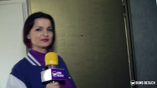 Блондинка в баре отсосала член парня и раздвинула ножки для сексуальных утех