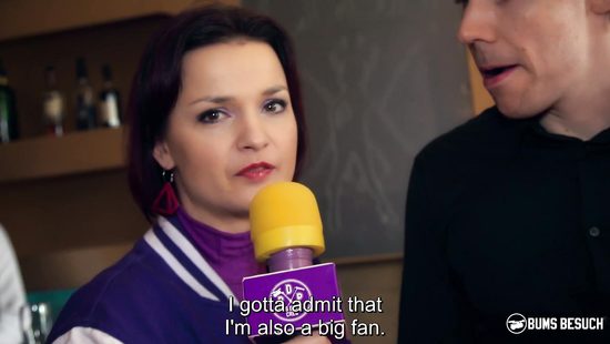 Блондинка в баре отсосала член парня и раздвинула ножки для сексуальных утех