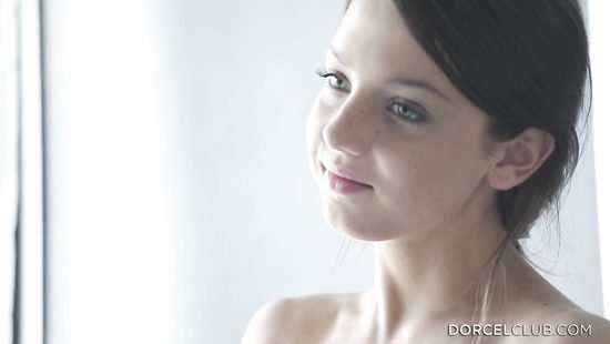 Красивый секс парня и его подруги на большой кровати в спальне