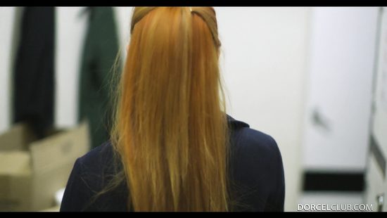 Барменша в подсобке раздвинула ножки перед мужиком и трахнулась с ним