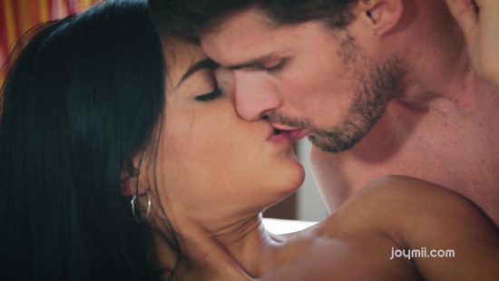 После завтрака красотка отсосала член и дала себя отыметь на диване