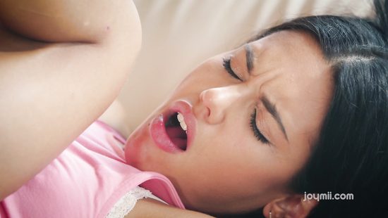 После завтрака красотка отсосала член и дала себя отыметь на диване