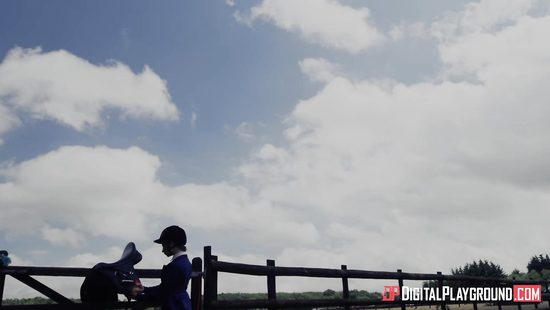 Девица жокей на конюшне подставила тугую попку для анала