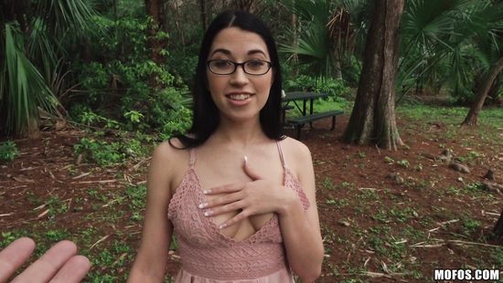 Очкастую студентку пикапер усадил на член и ловко выебал